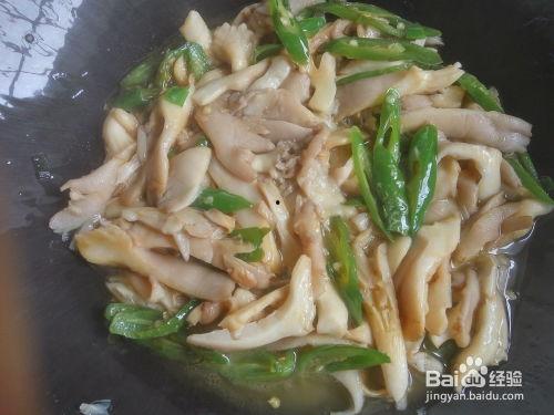 方瓜能炒平菇吃吗视频,家常美味新尝试