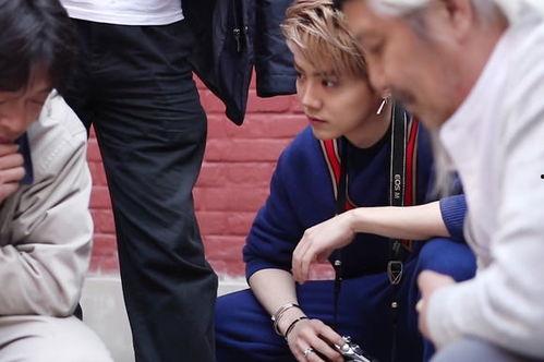 鹿晗吃瓜落水视频,吃瓜现场成焦点